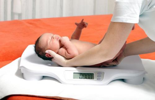 Nguyên nhân khiến thai nhi chậm phát triển, chào đời nhẹ cân hơn bé khác
