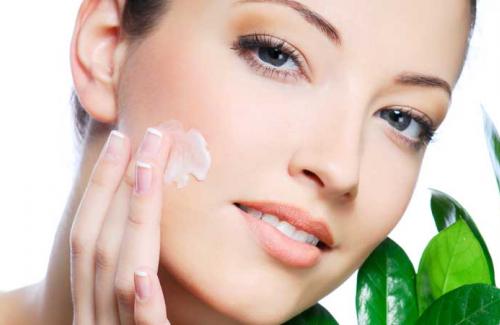 Kem dưỡng ẩm là gì? Những tác dụng của kem dưỡng ẩm với làn da