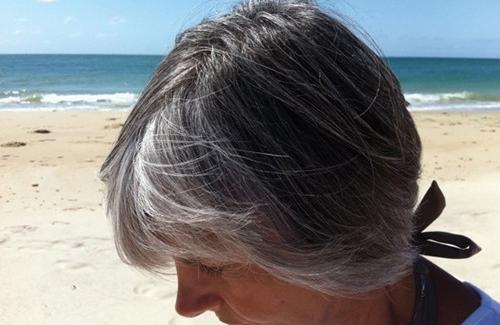 4 bài thuốc dân gian giúp đen tóc hiệu quả cho người tóc bạc sớm
