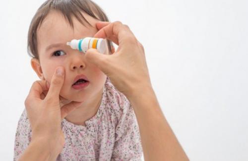 Có nên dùng thuốc nhỏ mắt chứa cloramphenicol cho trẻ nhỏ?