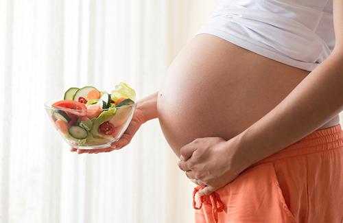 Lỗi ăn uống sai cách mẹ bầu hại thai nhi kém phát triển