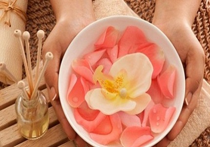 Cách đơn giản tự chế nước hoa hồng làm đẹp tại nhà