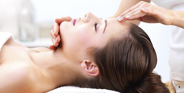 Massage làm đẹp da mặt trong thời tiết hanh khô có thể bạn chưa biết