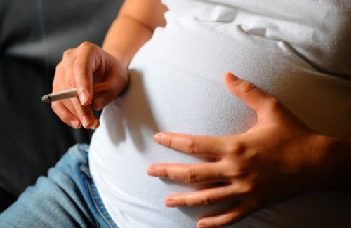 Các thói quen sai lầm sau của mẹ bầu có thể sinh non trước tuần 37