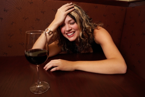 Phụ nữ uống rượu sẽ dễ tăng cân không phải ai cũng biết