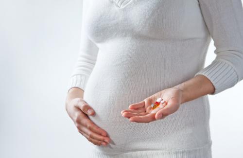 Phụ nữ có thai bị viêm họng nên dùng thuốc thế nào?