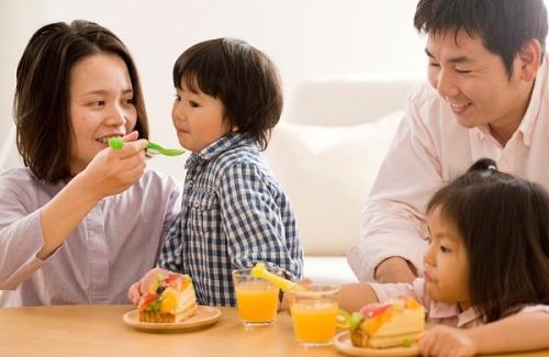 Bí quyết cho trẻ ăn uống trong mùa nóng các mẹ cần biết