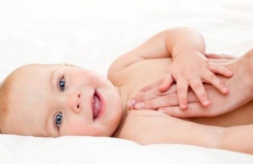 Cách chăm sóc da cho trẻ sơ sinh ngày hè để càng lớn càng trắng hồng, mịn màng