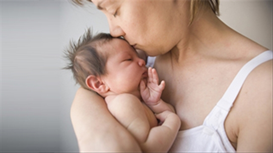 Cách bế bé sơ sinh chuẩn theo từng giai đoạn các mẹ nên biết