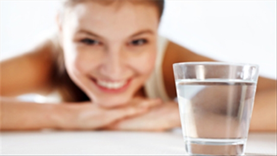 6 thói quen uống nước là kẻ thù của sức khỏe bạn nên biết