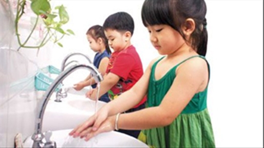 Các mẹ nên rèn thói quen rửa tay thường xuyên cho bé