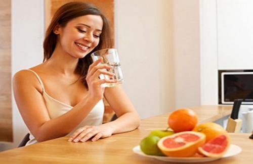 Thói quen uống nước ngay sau khi ăn sẽ khiến hệ tiêu hóa gặp đủ vấn đề