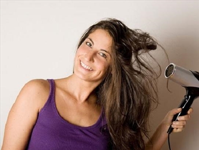 7 thói quen xấu khiến tóc khô rụng, chẻ ngọn bạn gái nên biết