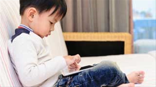 Một số tác hại của máy tính bảng, smartphone với trẻ em