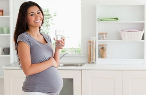 Những quy tắc khi uống nước với mẹ bầu để không hại thai nhi