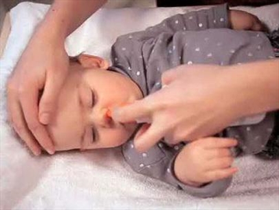 Vệ sinh mũi cho trẻ đúng cách để tránh gây viêm mũi dai dẳng