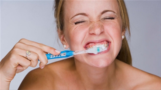 7 thói quen cực có hại cho răng không phải ai cũng biết