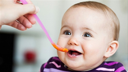 Những lưu ý dinh dưỡng cho bé 5 tháng tuổi mẹ nên biết