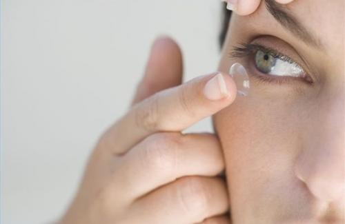 Cách chăm sóc mắt sau khi đeo kính áp tròng bạn nên biết