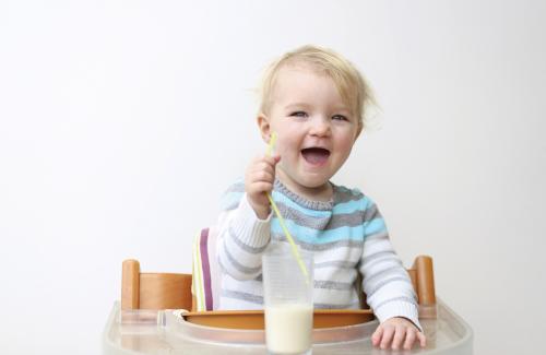 Những lưu ý bố mẹ cần biết với trẻ không bú sữa mẹ