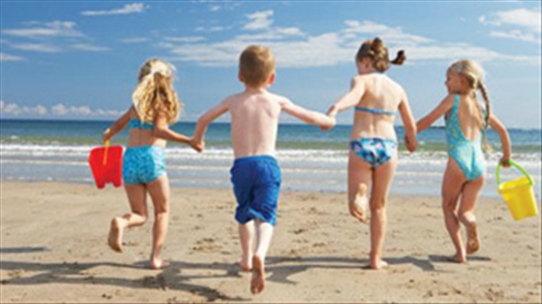 Bật mí lý do cha mẹ nên mặc quần áo cho trẻ khi đi biển