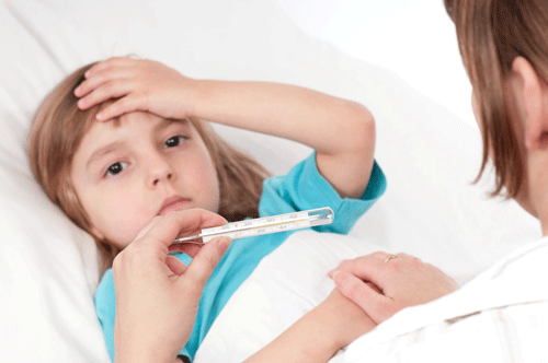 Nhận biết dấu hiệu nguy hiểm khi trẻ bị sốt cha mẹ nên lưu ý