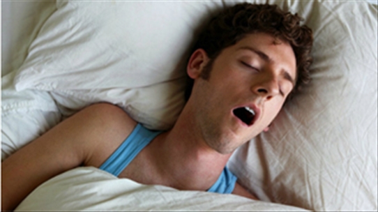 Há miệng khi ngủ gây hại cho răng miệng hơn đồ uống có gas