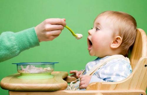 Cốm vi sinh là gì? Vai trò và cách dùng cốm vi sinh cho trẻ biếng ăn