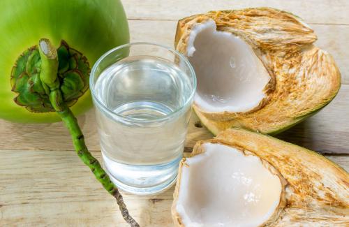 Tuyệt đối không uống nước dừa lạnh vào buổi tối để tránh hại sức khỏe