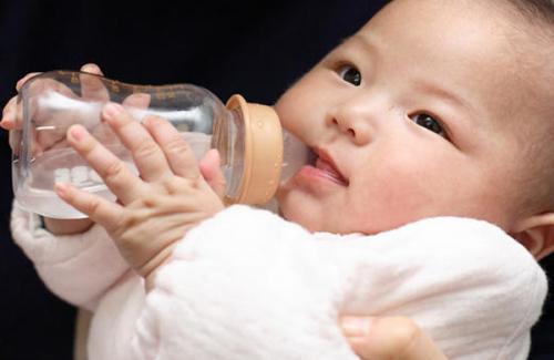 Nhận biết dấu hiệu mất nước ở trẻ tiêu chảy cấp tính