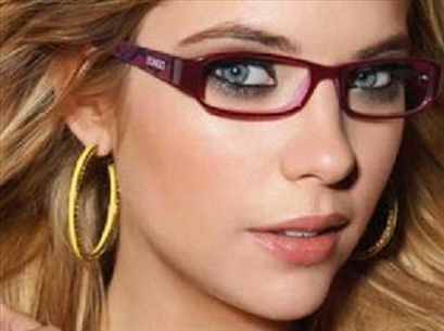 Bí quyết trang điểm khi đeo kính cô nàng kính cận nên nhớ