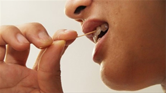 Xỉa răng sau ăn: Lợi thì còn lợi, nhưng răng chẳng bền