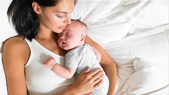 Chuyên gia cảnh báo về sự nguy hiểm khi trẻ sơ sinh ngủ cùng bố mẹ