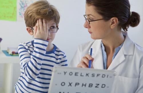 Trẻ bị mờ mắt có thể là dấu hiệu của bệnh tăng nhãn áp