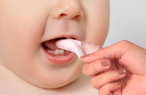 Rơ lưỡi là gì? Tác dụng và phương pháp rơ lưỡi cho bé đúng cách