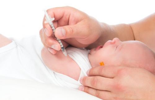 Tham khảo 6 lưu ý để tránh rủi ro khi tiêm vắc-xin cho trẻ