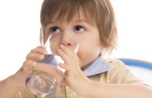 Trẻ có nguy cơ nhiệt miệng từ thói quen ăn uống hàng ngày