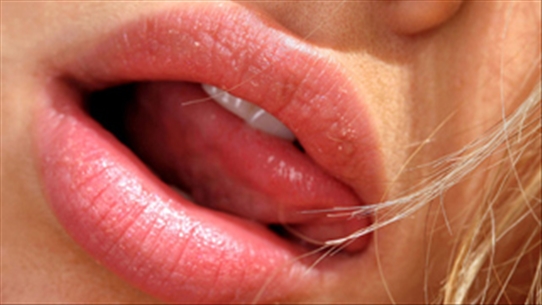 Mách bạn những cách đơn giản để bỏ thói quen liếm môi