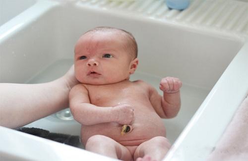 Tắm cho trẻ sơ sinh đúng cách bạn có chắc chắn mình hoàn toàn đúng?