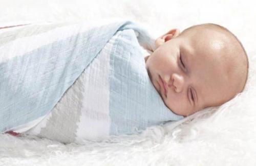 Cách quấn khăn cho trẻ sơ sinh vào mùa lạnh chuẩn nhất giúp bé đủ ấm an toàn