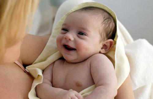 Giải mã ý nghĩa tiếng cười khanh khách của trẻ sơ sinh