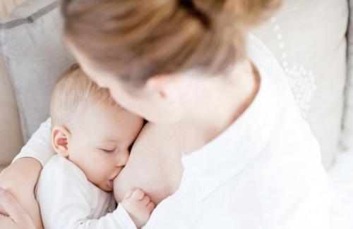 Sữa mẹ - thức ăn hoàn hảo cho trẻ sơ sinh phát triển toàn diện