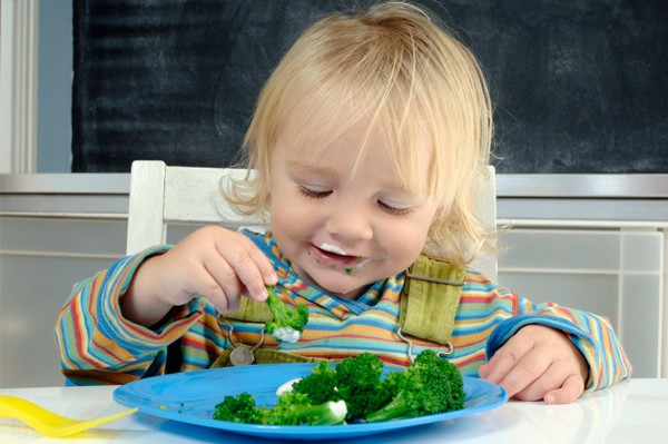 Mách mẹ 5 mẹo thú vị khuyến khích bé ăn nhiều rau xanh