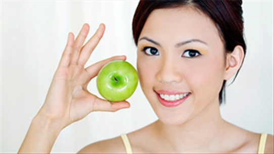 Bật mí cách làm răng sáng bóng từ việc ăn trái cây