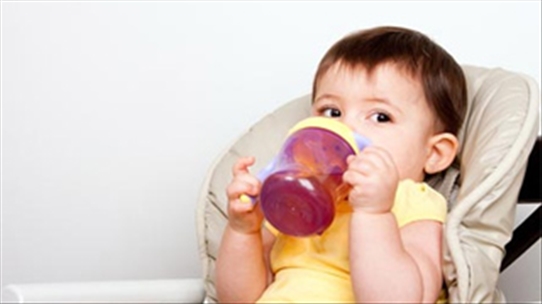 Mẹ có biết: Trẻ dưới 1 tuổi không nên uống nước trái cây