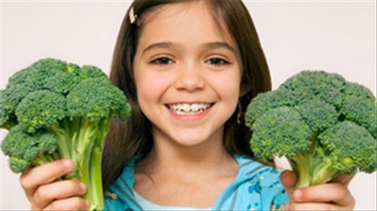 Cho con ăn rau quả vào bữa tối giúp trẻ có kết quả học tập cao hơn