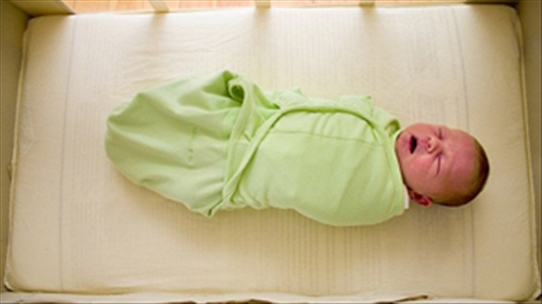 Quấn khăn cho trẻ sơ sinh có thể làm biến dạng xương hông trẻ