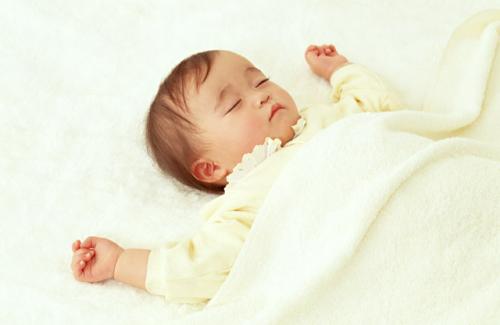 Trẻ trên 1 tuổi ngủ không sâu giấc là do thiếu chất gì?