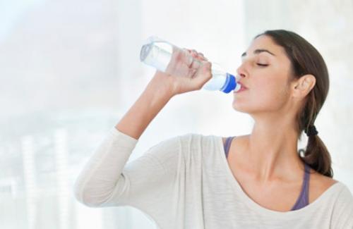 Uống 2 lít nước mỗi ngày, đừng cố gắng thực hiện kẻo rước họa