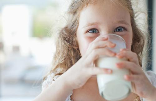 Trẻ 12 tháng tuổi uống sữa tươi có tốt không và những điều mẹ nên biết